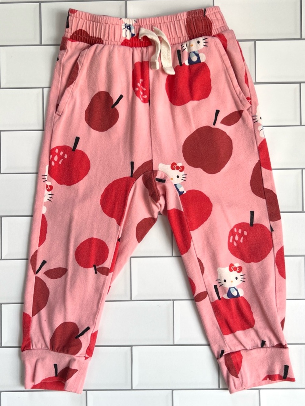 12-18M🐱🍎 Tea Collection x Hello Kitty Stretchy Apple Everyday Jogger Pants